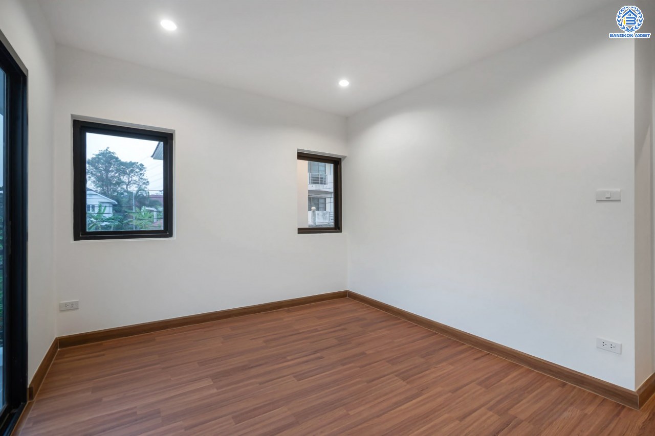 บ้านมือสองตกแต่งใหม่ ตกแต่งสไตล์ Nordic โครงการ กฤษดานคร18 บรมราชชนนี-พุทธมณฑลสาย3  เนื้อที่ 60 ตร.ว. บนพื้นที่ใช้สอยมากถึง 322 ตร.ม. อีกระดับของฟังก์ชัน 3 ห้องนอน 3 ห้องน้ำ 1 ห้องอเนกประสงค์ จอดรถได้ 3 คัน บรรยากาศสุด Private บนทำเลศักยภาพเชื่อมต่อหลายเส้นทาง ใกล้เซ็นทรัลปิ่นเกล้า ม.มหิดล และทางด่วน "ศรีรัช"